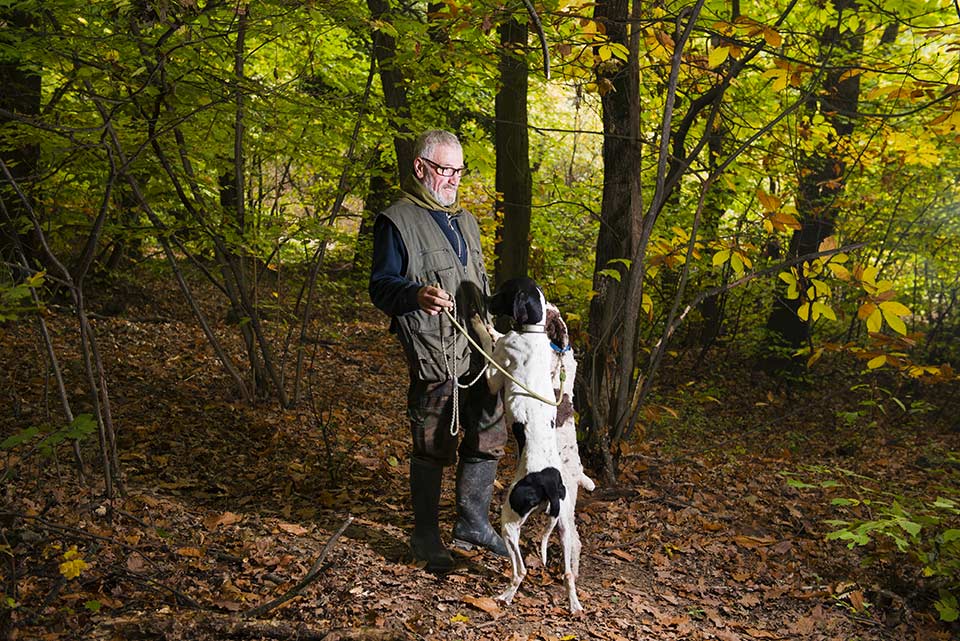 Tartufai con il suo cane da tartufo