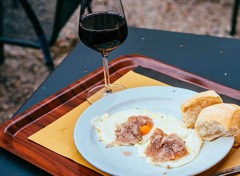 Tartufo bianco con bicchiere di vino rosso