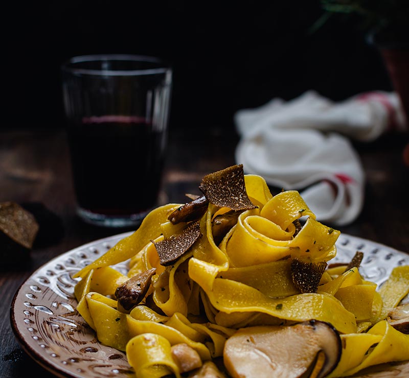 Tartufo nero con bicchiere di vino rosso